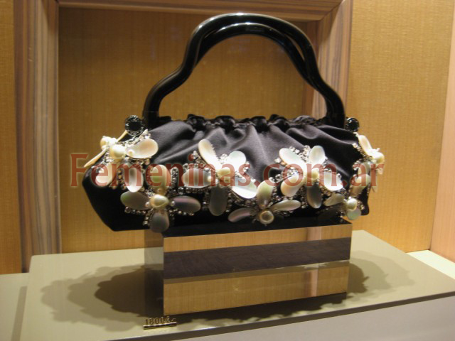 Hermès cartera negra con aplique de flores y perlas